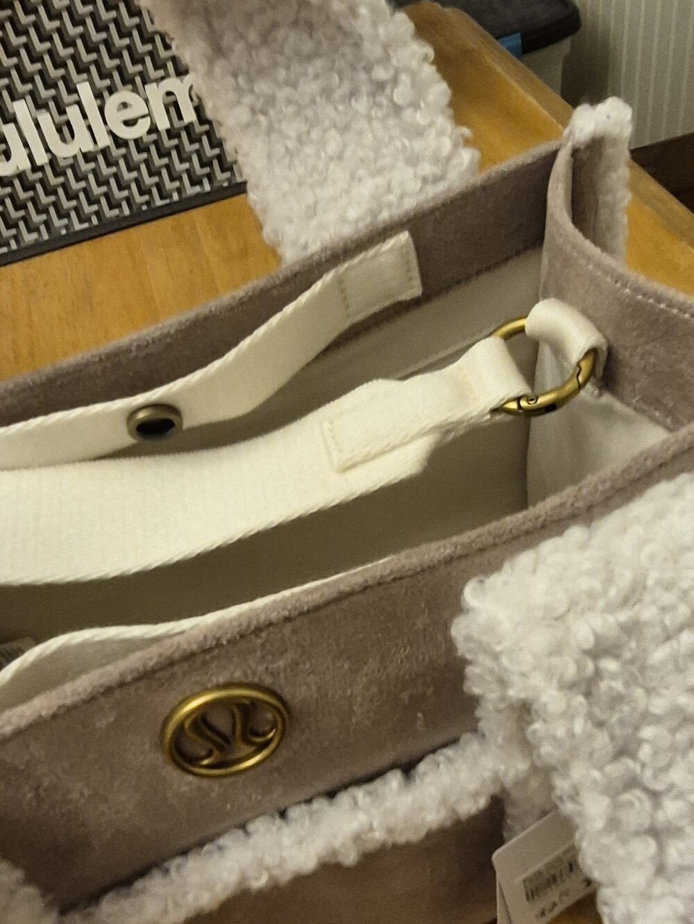 Lululemon Oak Tan Ivory & Gold Hardware Shearling Trim Boxy Tote Bag 4.5L $148 R - Picture 11 of 11